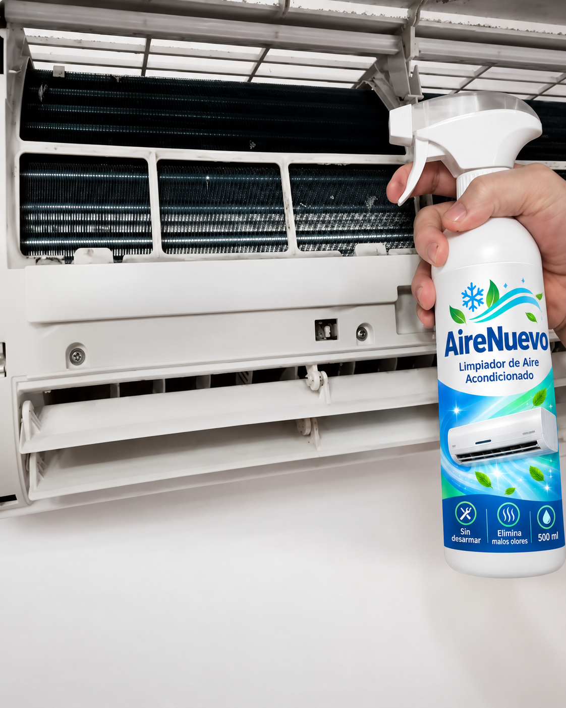 Persona aplicando AireNuevo en el aire acondicionado sin desarmarlo