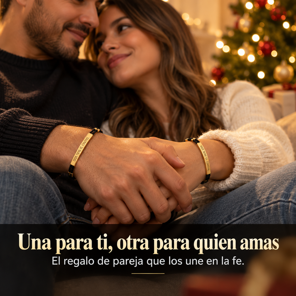 Pareja con pulseras Dios tiene el control en Navidad