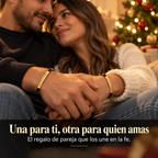 Pareja con pulseras Dios tiene el control en Navidad