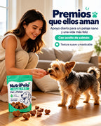 Mujer dándole un premio NutriPelo a su perro
