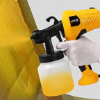Pintando una pared con la pistola de pintura eléctrica